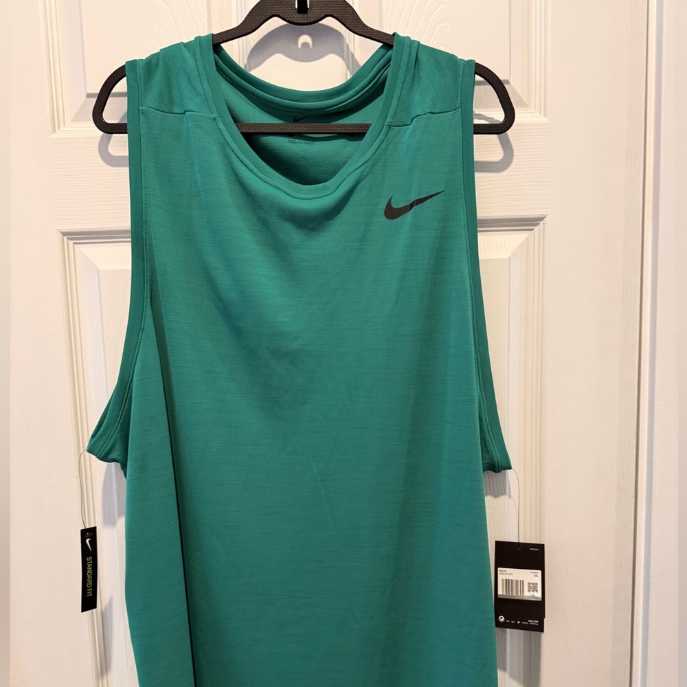 Nike Men’s XXL Training Tank Top in Standard Fit  NWT